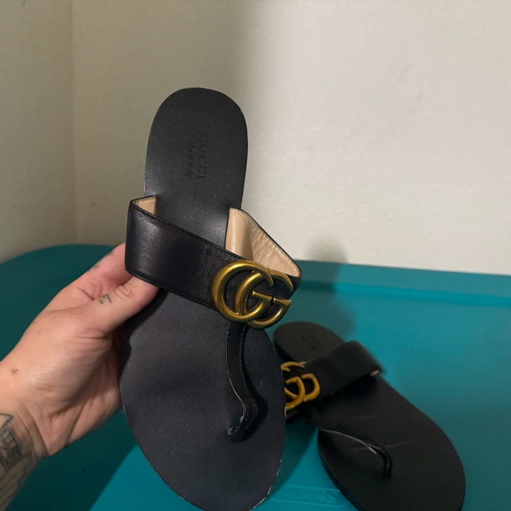 Gucci Black Sandals with Gold Logo - Picture 2 of 5